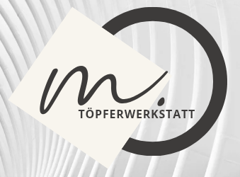 Schwarzer Kreis und stilisiertes mv. mit TÖPFERWERKSTATT darunter auf weißem, geneigtem Quadrat, vor einem Hintergrund aus geschwungenen weißen Architekturlinien.