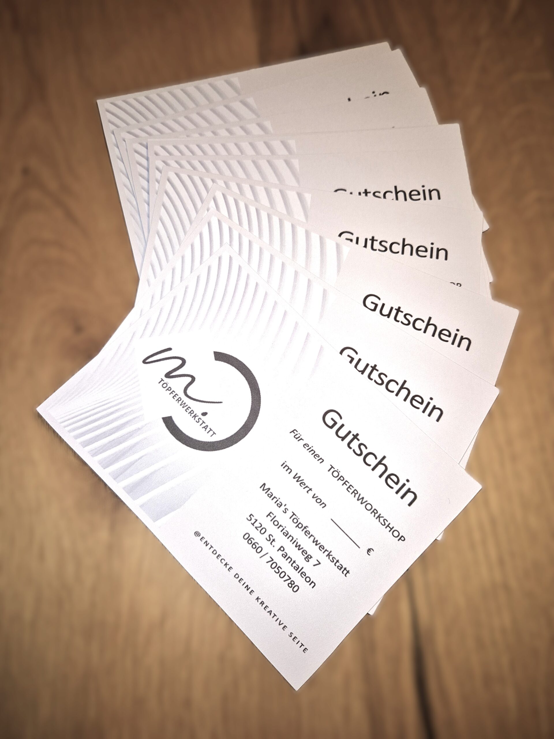 "Gutschein", mit Logo und der Wert des Gutscheines lässt sich händisch eintragen. Die Gutscheinkarte wird mit einem leeren Kuvert versendet.