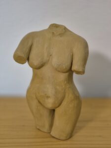 naturfarbener weiblicher Torso, ohne Kopf, mit abgeschnittenen Armen und Beinen, Dekoration im Innenbereich