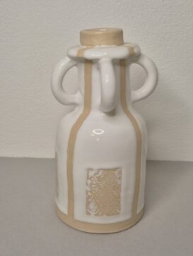 Eine kleine Keramikvase in glänzendem Weiß und Beige mit vier Henkeln in der Nähe des Halses und rechteckigen, strukturierten Mustern an den Seiten. Die Vase steht vor einem schlichten, neutralen Hintergrund.
